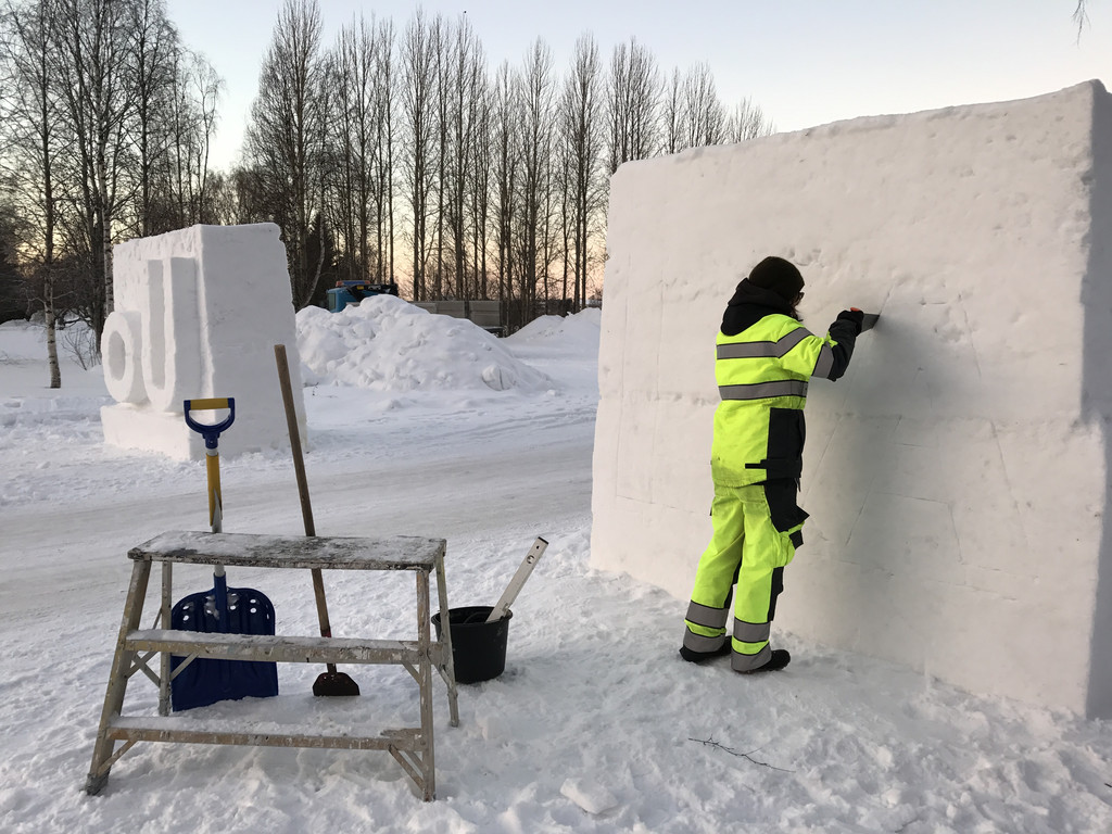 姐是这样做成雪雕的,先把雪堆成墙