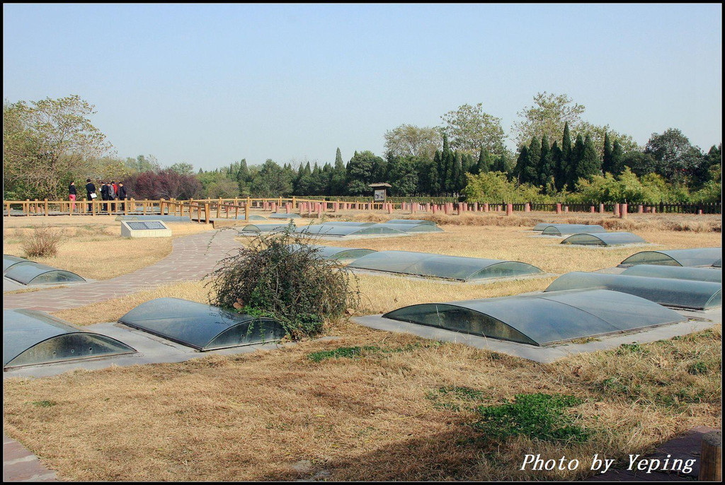 殷墟宫殿宗庙遗址位于安阳市洹河南岸的小屯村,花园庄一带,是商王处理