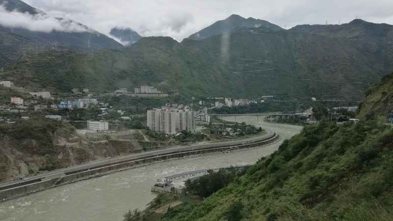 渡河,长江支流岷江的最大支流   有一个说法流传很广,说四川这个地名