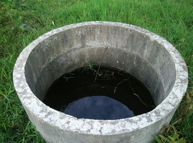              用于灌溉农田的水井