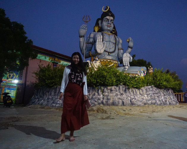 从山下就要开始拖鞋才能上山祭拜参观的湿婆庙