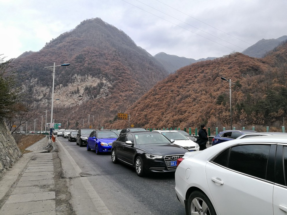 1小时后在秦岭隧道群中遭遇大堵车