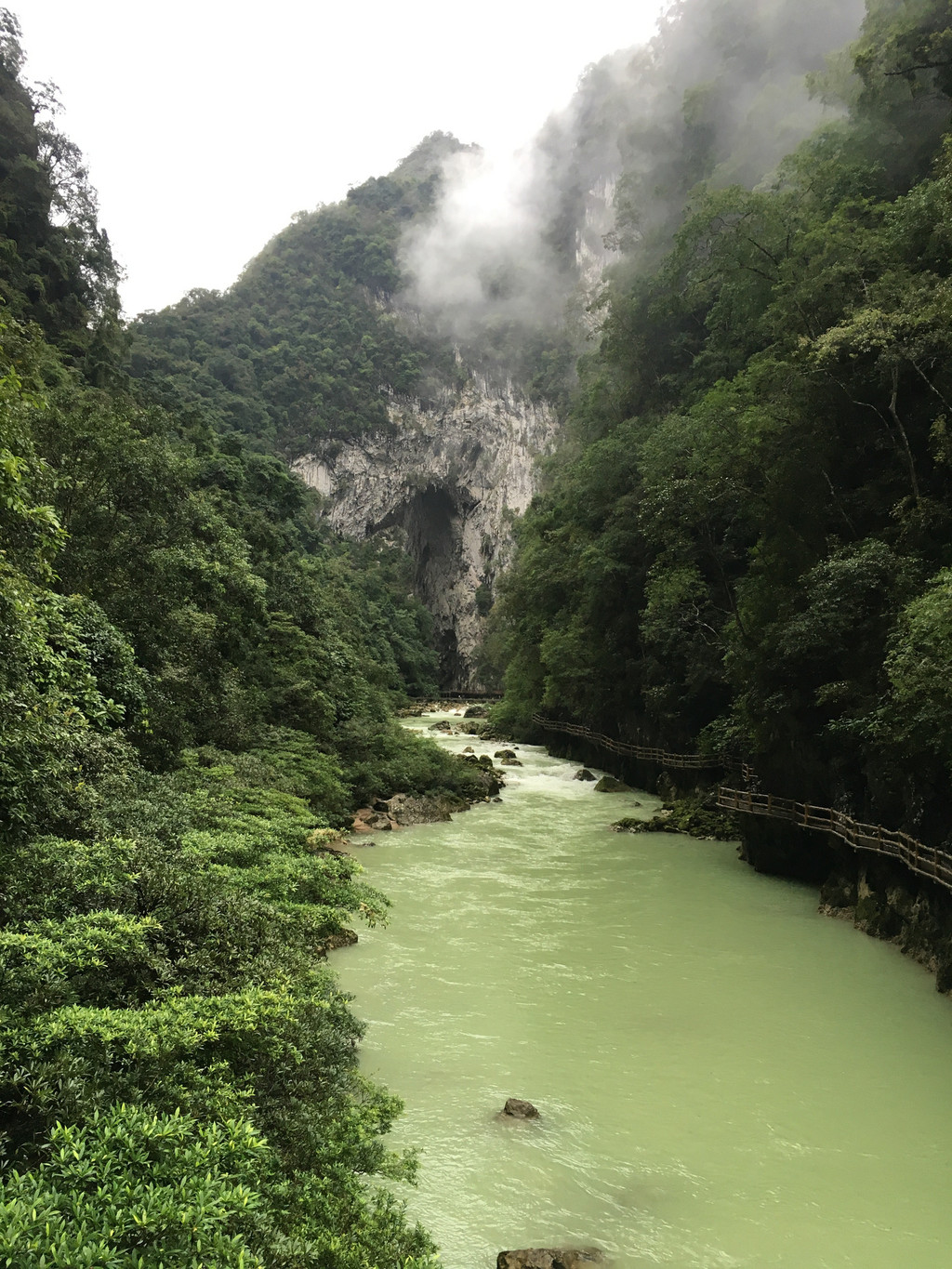 因此我认为也是小七孔的辅助景区,前半程波澜不惊,一直到天生桥方显