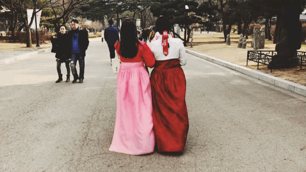 本以为眼前是个好看的姑娘,没想到转头被吓了一跳.