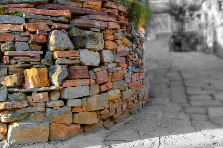 郭亮是一座名符其实的石头村,所有的房子,墙都是用石头