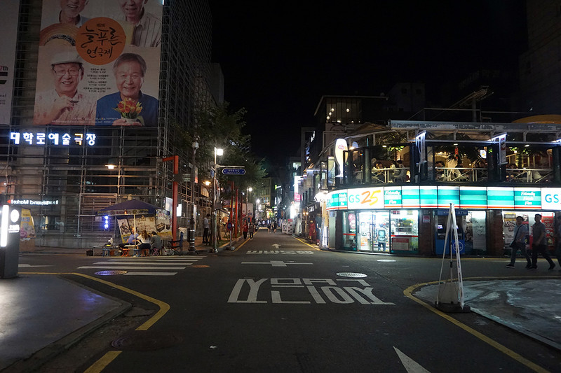 从落山公园走下来,在惠化洞旋转街道的文化艺术街道,大学路展现在眼前