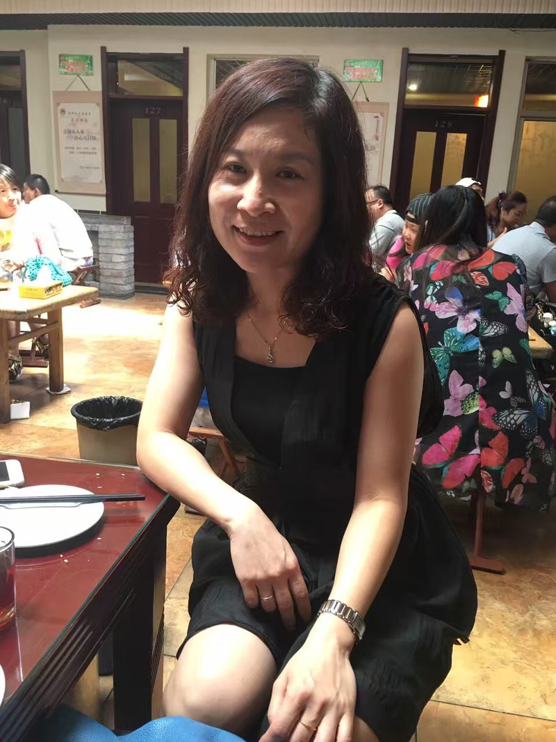 这位大美女就是我同学哟.美貌与气质并存的女人.