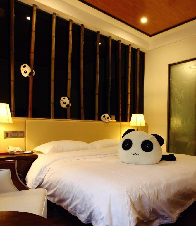 住熊猫主题酒店,看萌宠大熊猫