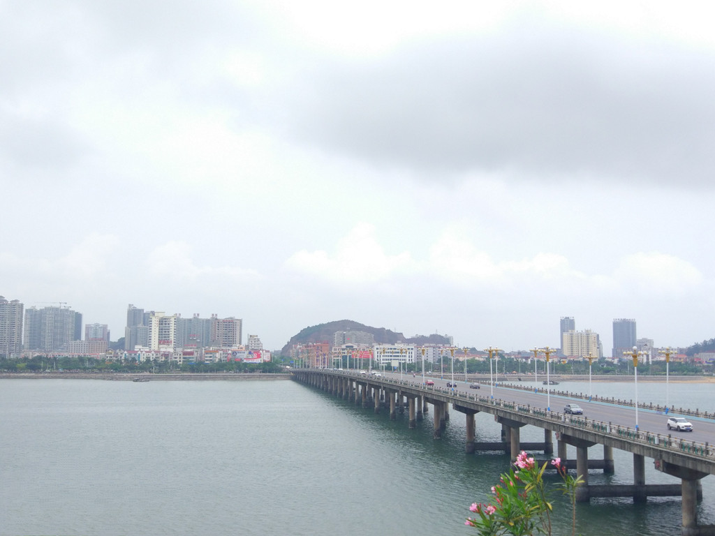 先简单介绍介绍东兴吧,广西壮族自治区防城港市东兴市,位于中国西南