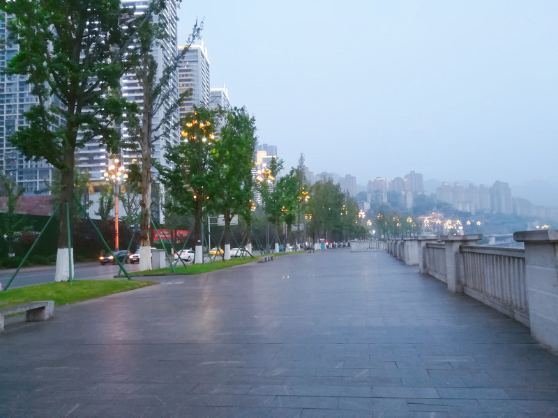 南滨路上华灯初上,烟雨朦胧