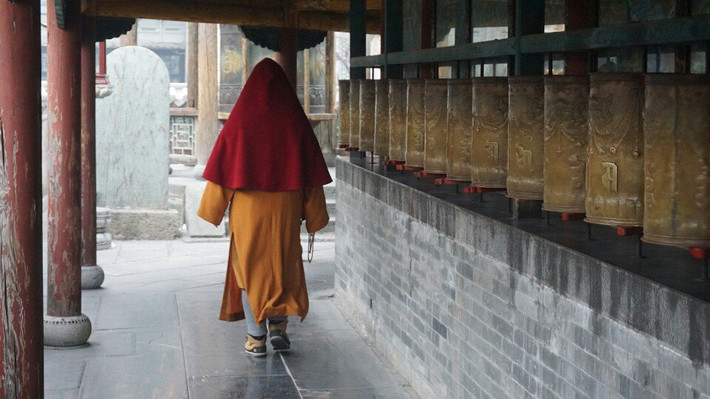               一个女佛徒的背影