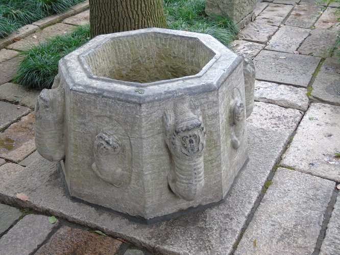 方塔园 "方塔风铃"石刻旁边有一口古井即府隍庙遗迹之一,原为松江