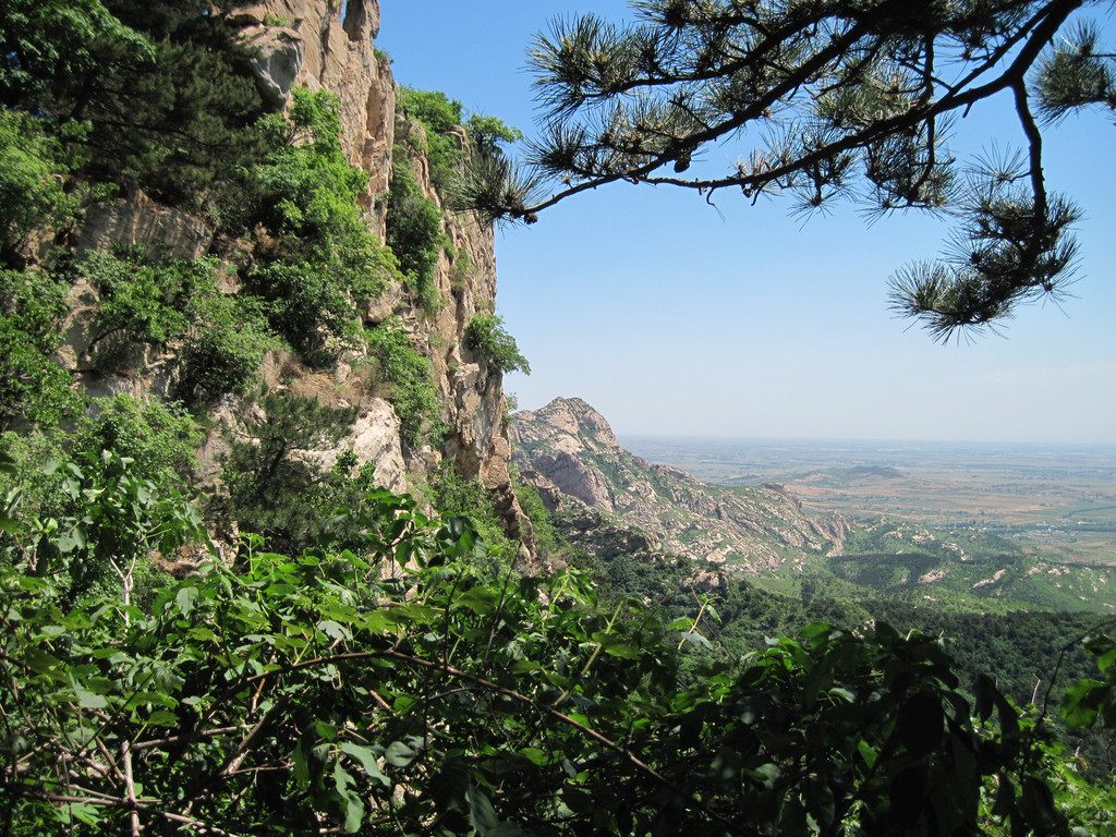 大芦花风景区位于医巫闾山中南部,北镇市鲍家乡桃园村境内,素以山势