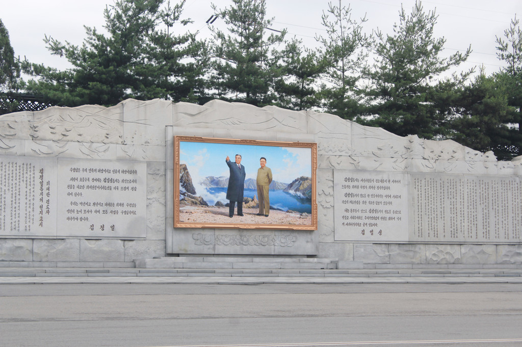 平壤--万寿台创作社广场