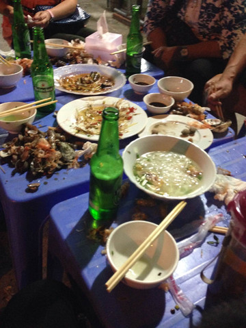         最后一晚,在街边的大排档